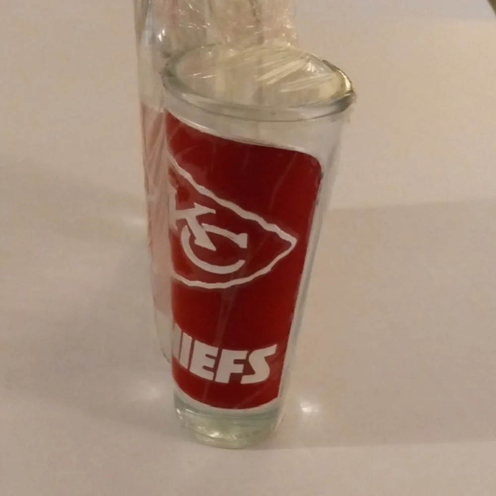 Kansas City Chiefs Glass Decanter Set 2 Double Shot Glasses - Picture 2 of 4